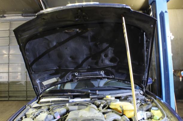 Foto: MOTORHAUBE eines Audi A4 Avant 1.6