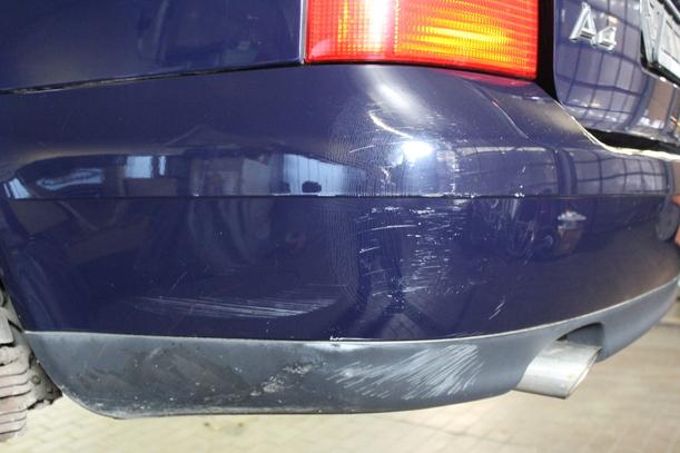 Foto: STOßSTANGE HINTEN eines Audi A4 Avant 1.6