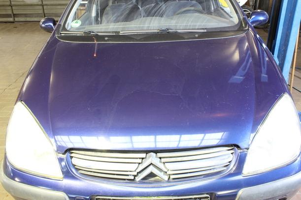 Foto: MOTORHAUBE eines Citroen C5 2.0