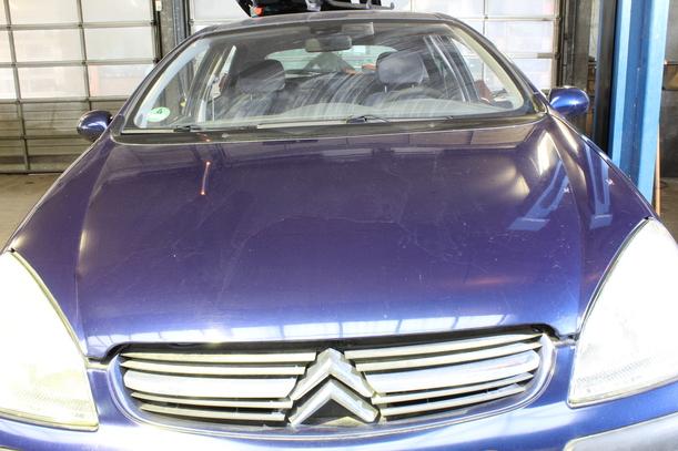 Foto: MOTORHAUBE eines Citroen C5 2.0