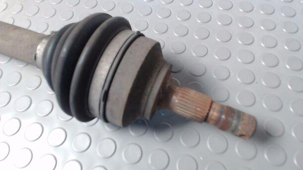 Foto: ANTRIEBSWELLE RECHTS (SCHALTGERIEBE) eines Citroen C5 2.0