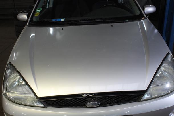 Foto: MOTORHAUBE eines Ford Focus