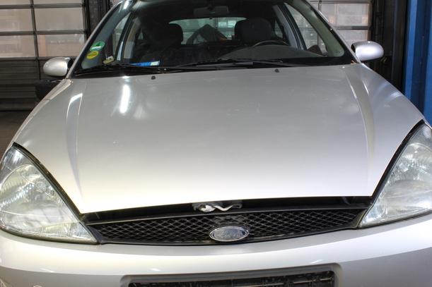 Foto: MOTORHAUBE eines Ford Focus