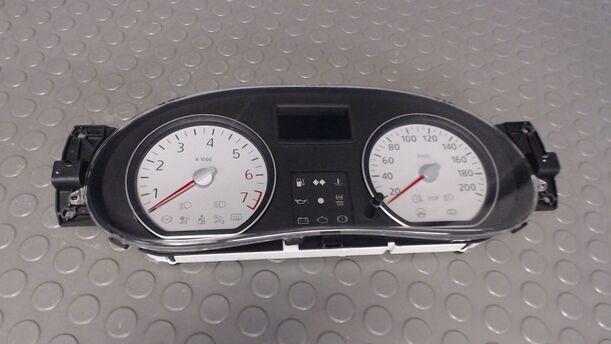 Foto: TACHOEINHEIT / KOMBIINSTRUMENT eines Dacia Sandero 1.4 MPI