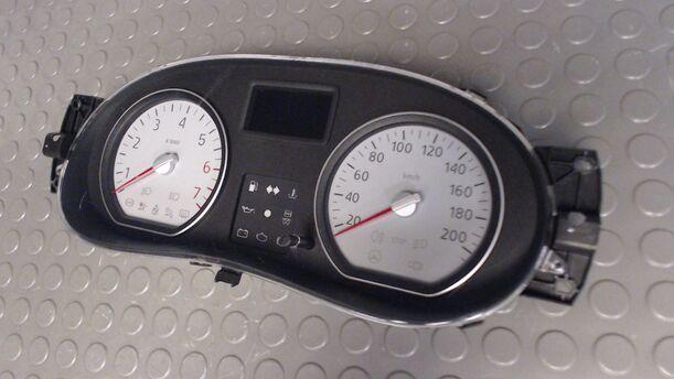 Foto: TACHOEINHEIT / KOMBIINSTRUMENT eines Dacia Sandero 1.4 MPI