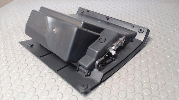 Foto: HANDSCHUHFACH eines Opel Meriva 1.6 16V Jeans