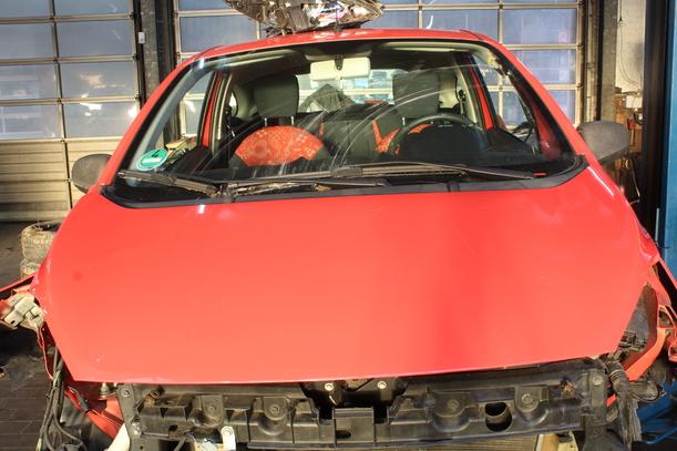 Foto: MOTORHAUBE eines Ford Ka 1.2 255 MC7