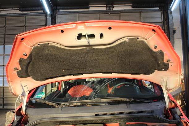 Foto: MOTORHAUBE eines Ford Ka 1.2 255 MC7