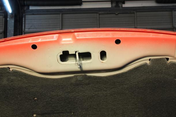 Foto: MOTORHAUBE eines Ford Ka 1.2 255 MC7