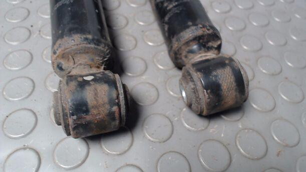 Foto: STOSSDÄMPFERPAAR HINTEN eines Ford Ka 1.2 255 592/Z24