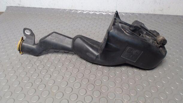 Foto: SCHEIBENWASCHBEHÄLTER eines Opel Astra 1.9 CDTI Caravan DPF Jeans