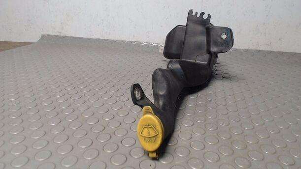 Foto: SCHEIBENWASCHBEHÄLTER eines Opel Astra 1.9 CDTI Caravan DPF Jeans