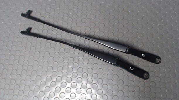 Foto: SCHEIBENWISCHERARME VORN eines Opel Astra 1.9 CDTI Caravan DPF Jeans