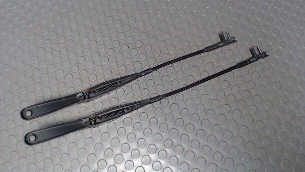 Foto: SCHEIBENWISCHERARME VORN eines Opel Astra 1.9 CDTI Caravan DPF Jeans