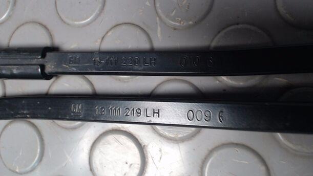 Foto: SCHEIBENWISCHERARME VORN eines Opel Astra 1.9 CDTI Caravan DPF Jeans