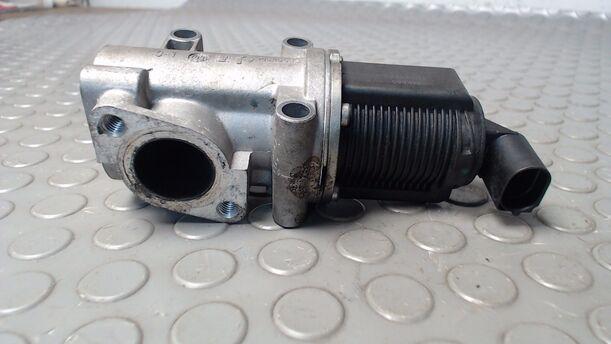 Foto: ABGASRÜCKFÜHRUNGSVENTIL eines Opel Astra 1.9 CDTI Caravan DPF Jeans