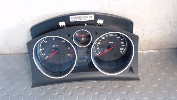 Foto: TACHOEINHEIT / KOMBIINSTRUMENT eines Opel Astra 1.9 CDTI Caravan DPF