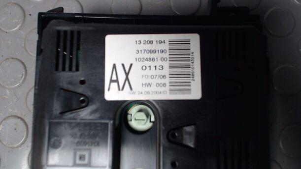 Foto: DISPLAY/BILDSCHIRM eines Opel Astra 1.9 CDTI Caravan DPF Jeans
