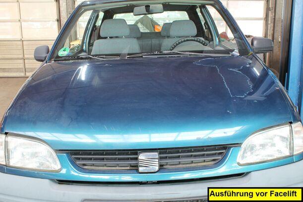 Foto: MOTORHAUBE eines Seat Arosa 1.0 MPI Jeans