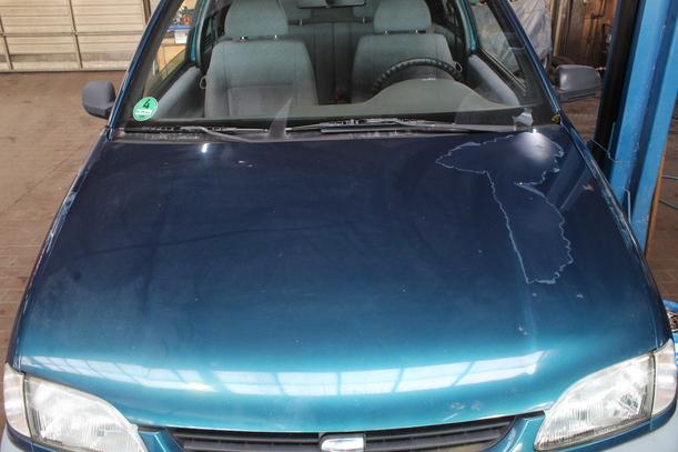 Foto: MOTORHAUBE eines Seat Arosa 1.0 MPI Jeans