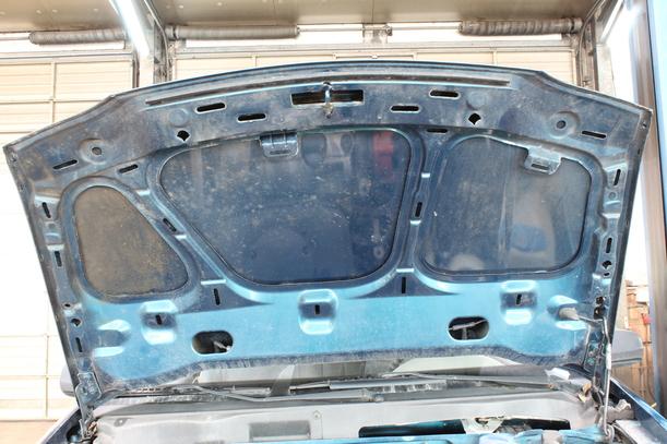 Foto: MOTORHAUBE eines Seat Arosa 1.0 MPI Jeans