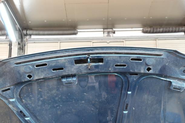 Foto: MOTORHAUBE eines Seat Arosa 1.0 MPI Jeans
