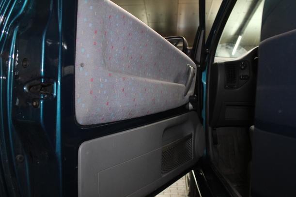 Foto: TÜR LINKS eines Seat Arosa 1.0 MPI Jeans