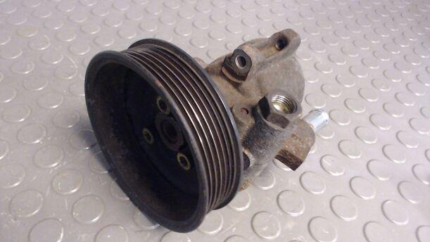 Foto: SERVOPUMPE / PUMPE SERVOLENKUNG eines Seat Arosa 1.0 MPI Jeans