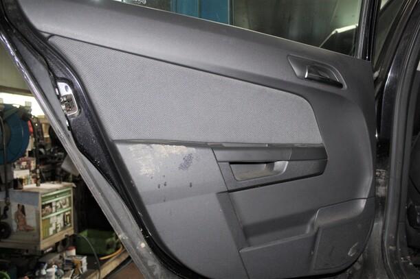 Foto: TÜR HINTEN LINKS eines Opel Astra 1.9 CDTI Caravan DPF 255 541/Z24