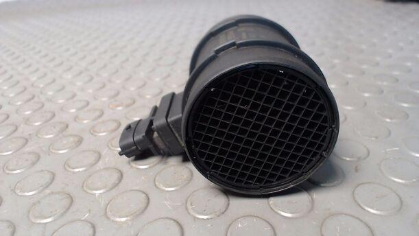 Foto: LUFTMASSENMESSER BOSCH eines Opel Astra 1.9 CDTI Caravan DPF 255 551/Z24