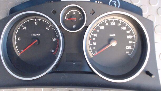 Foto: TACHOEINHEIT / KOMBIINSTRUMENT eines Opel Astra 1.9 CDTI Caravan DPF