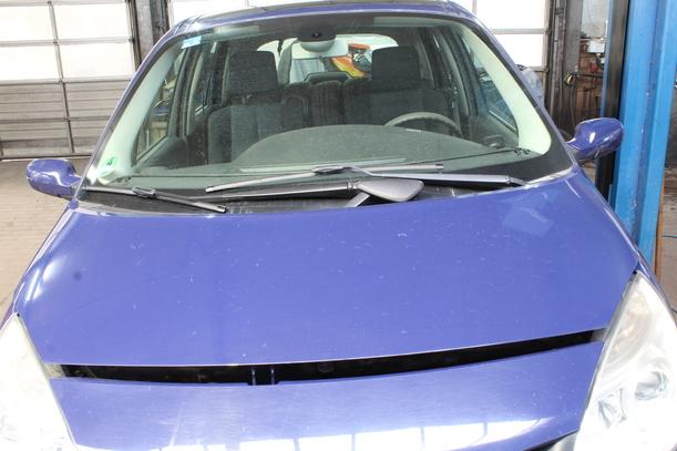 Foto: MOTORHAUBE eines Renault Scenic 1.5 dCi FAP 255 562/Z04