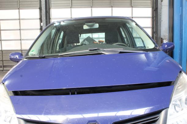 Foto: MOTORHAUBE eines Renault Scenic 1.5 dCi FAP 255 562/Z04
