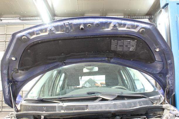 Foto: MOTORHAUBE eines Renault Scenic 1.5 dCi FAP 255 562/Z04