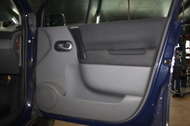 Foto: TÜR VORN RECHTS eines Renault Scenic 1.5 dCi FAP 255 562/Z04