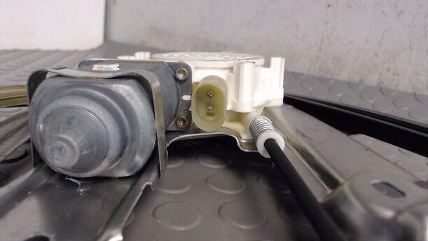 Foto: FENSTERHEBER ELEKTRISCH VORN RECHTS eines BMW 523i 255 551/Z24