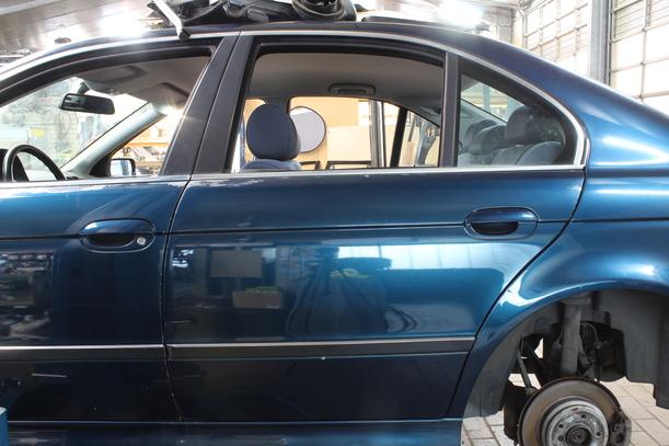 Foto: TÜR HINTEN LINKS eines BMW 523i 255 551/Z24