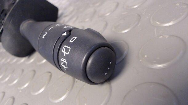 Foto: SCHEIBENWISSCHERSCHALTER eines Renault Clio 1.2 16V 255 592/Z24