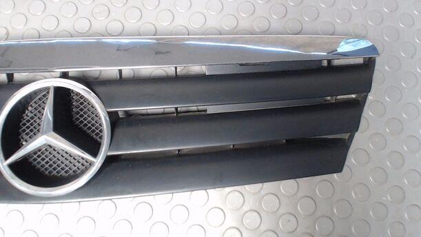 Foto: KÜHLERGRILL eines Mercedes-Benz A 140 255 562/Z04