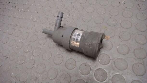 Foto: WASCHPUMPE SCHEINWERFER eines Porsche 924 S