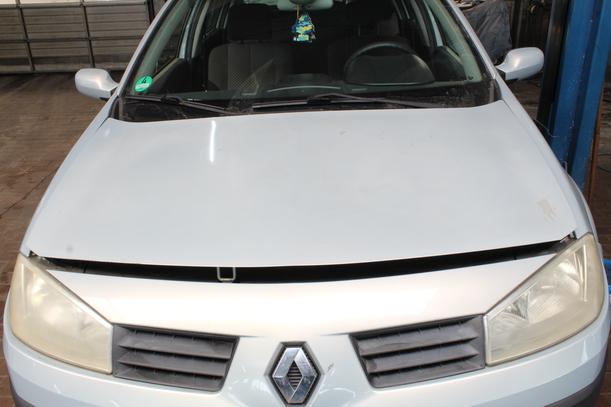 Foto: MOTORHAUBE eines Renault Megane 1.6 GL