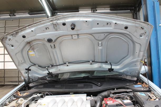 Foto: MOTORHAUBE eines Renault Megane 1.6 GL