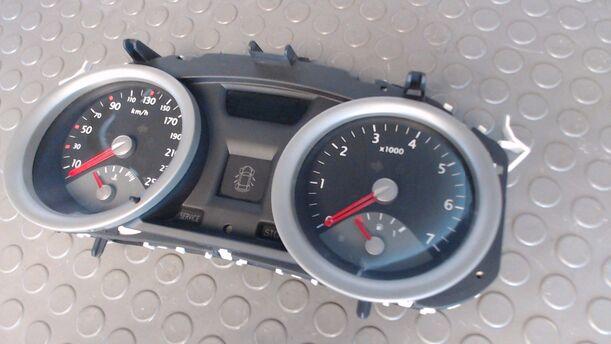 Foto: TACHOEINHEIT / KOMBIINSTRUMENT eines Renault Megane 1.6 GL