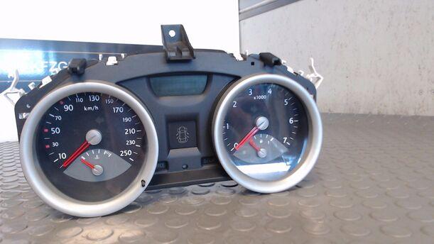 Foto: TACHOEINHEIT / KOMBIINSTRUMENT eines Renault Megane 1.6 GL