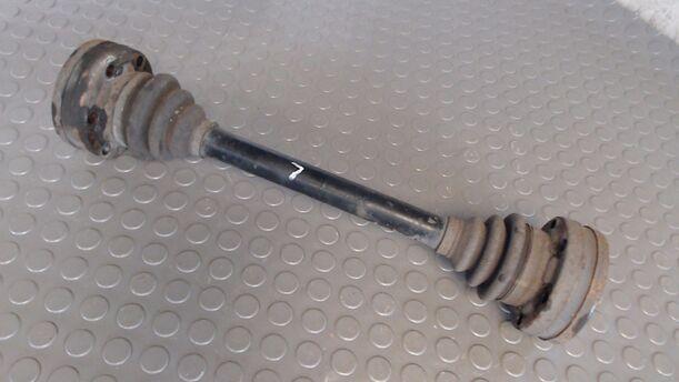Foto: ANTRIEBSWELLE HINTEN LINKS eines BMW 520i 24V