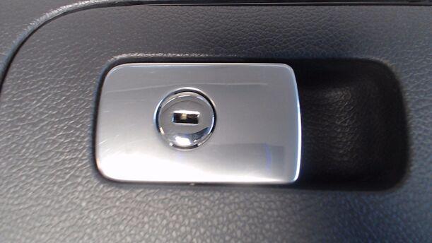 Foto: HANDSCHUHFACH eines VW Golf 2.0 SDI