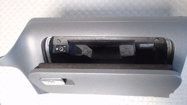 Foto: HANDSCHUHFACH eines VW Golf 2.0 SDI