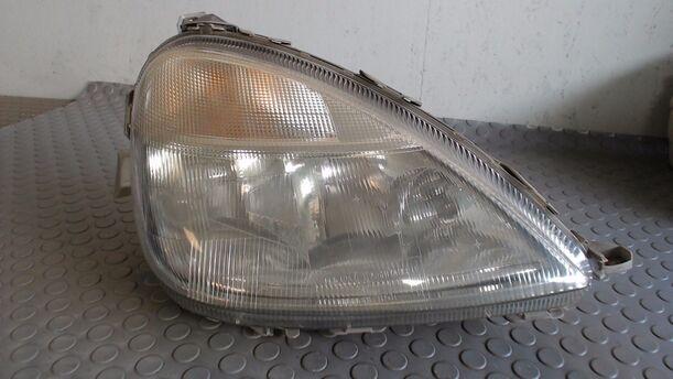 Foto: SCHEINWERFER RECHTS eines Mercedes-Benz A 140 L 7DC 2H2