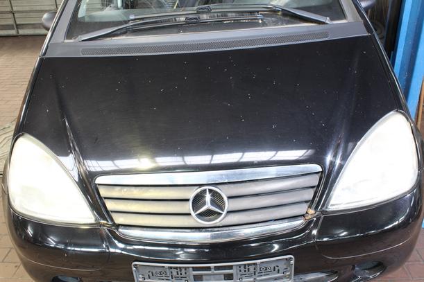 Foto: MOTORHAUBE eines Mercedes-Benz A 140 L