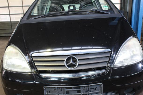 Foto: MOTORHAUBE eines Mercedes-Benz A 140 L